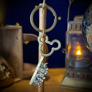 Disney - Mickey Mouse, Minnie Mouse, Donald Duck, Goofy, Pluto - Key - Keychain